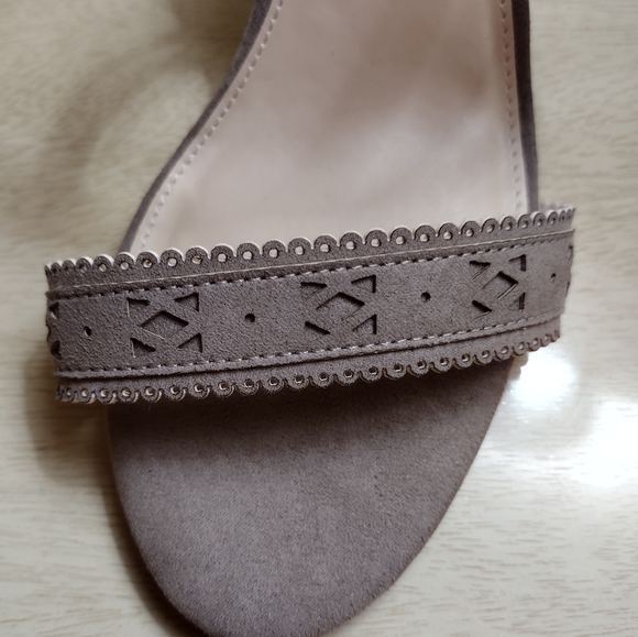 Liz Claiborne 8 Wide Tan Faux Suede Cross-Strap Gold Zip Stilettoes - Picture 2 of 8